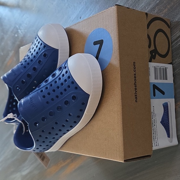 Native Size 7 Kids NEW In Box Sneakers Navy‎ and White - Picture 7 of 7